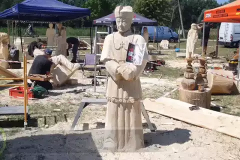 W Łojewie powstają drewniane rzeźby