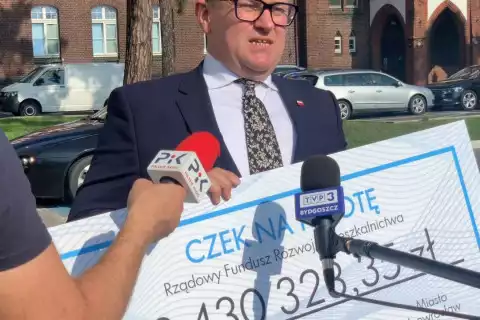 Marcin Wroński przyszedł do ratusza z czekiem