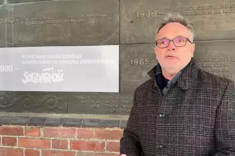 Montaż symbolicznego napisu na gmachu ratusza